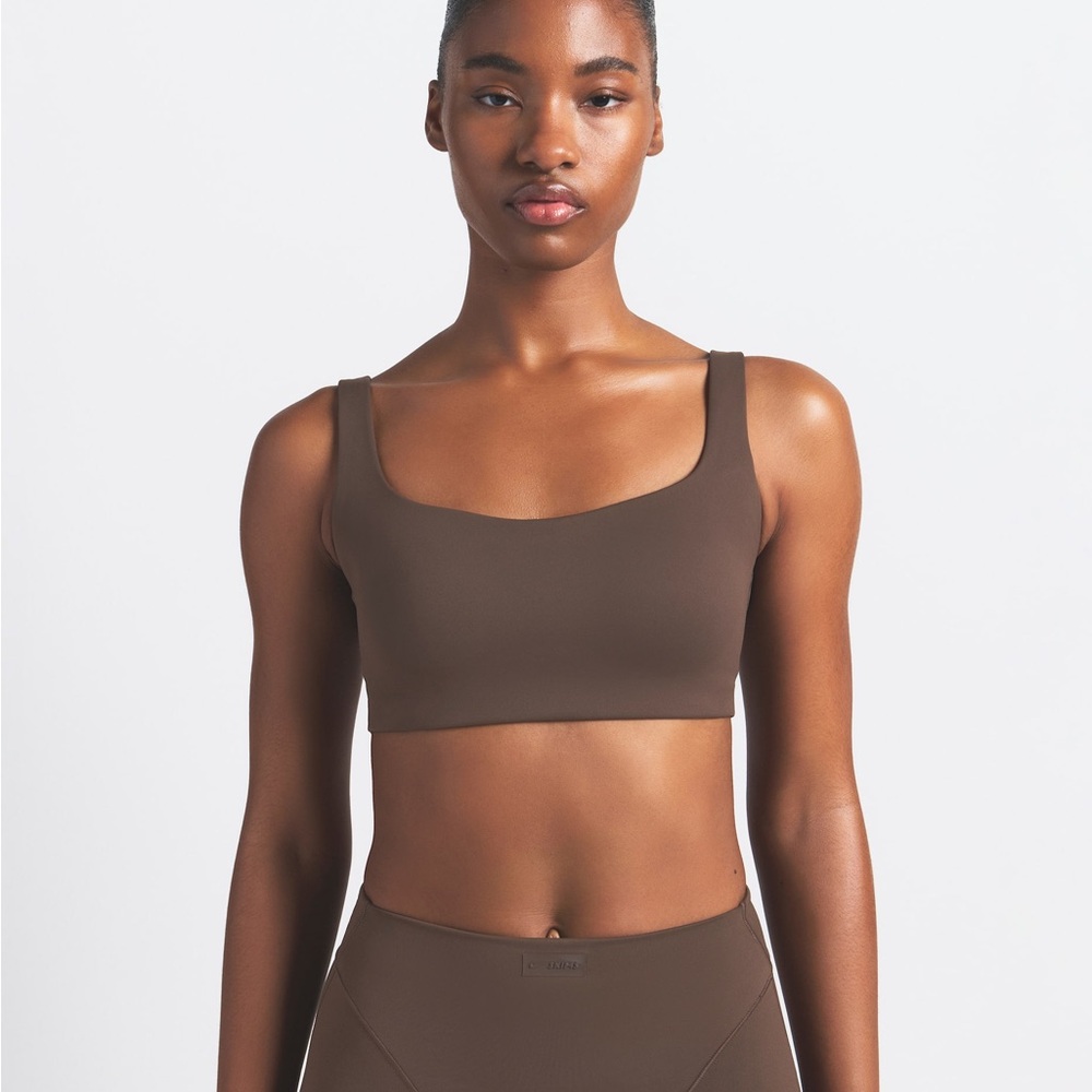 NikeSKIMS Matte 
Women's Scoop-Neck Bra